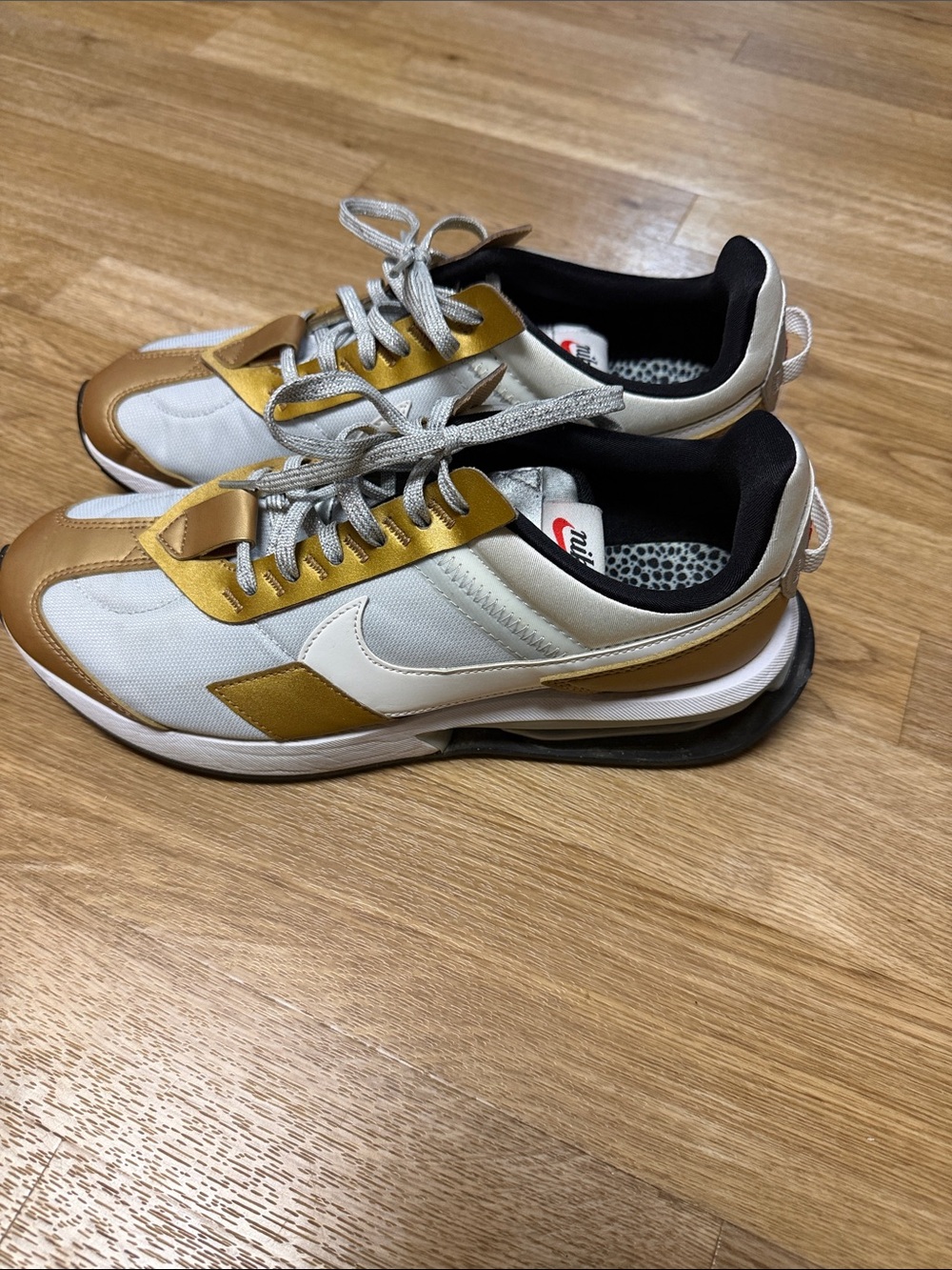 Nike Air Max Pre-Day SE Sneakers "Pure Platinum / Metallic gold size 9.5